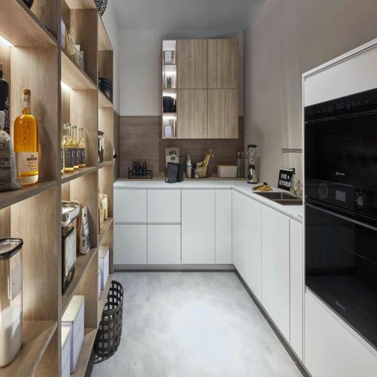 Moderne weiße Küche mit Hochschränken, Holzregal und schwarzen Einbaugeräten – Küchenangebote Erfurt